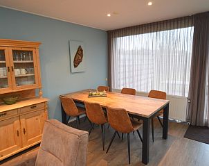 Eethoek in Epelaan 19 / Arjen vakantiehuis De Koog Texel met houten tafel en stoelen.