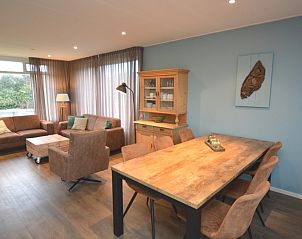 Ruime eetkamer in Epelaan 19 / Arjen vakantiehuis De Koog Texel met veel natuurlijk licht.