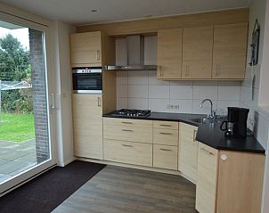 Moderne keuken in Epelaan 19 / Arjen vakantiehuis De Koog Texel met tuinzicht.