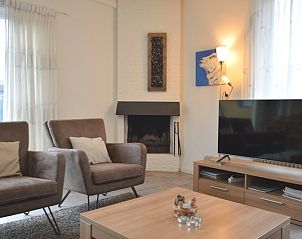 Comfortabele zithoek met open haard in Epelaan 31 vakantiehuis, De Koog, Texel, perfect voor een knusse avond.