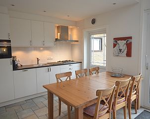 Moderne keuken met eethoek in Epelaan 31 vakantiehuis, De Koog, Texel, ideaal voor gezellige maaltijden.