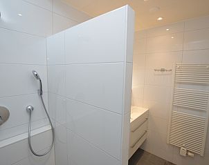 Stijlvolle douche en wastafel in de badkamer van Epelaan 31 vakantiehuis, De Koog, Texel.