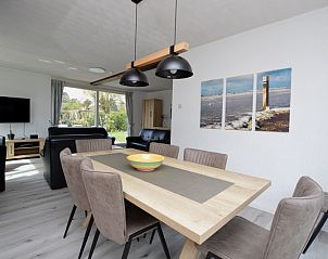 Moderne eetkamer in vakantiehuis Orchismient 33, De Koog, Texel met uitzicht op de natuur.