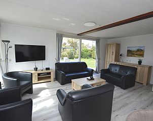 Comfortabele zithoek met televisie in Orchismient 33, vakantiehuis in De Koog, Texel.