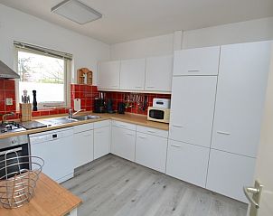 Ruime keuken met moderne apparatuur in vakantiehuis Orchismient 33, De Koog, Texel.