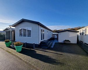 Chaletpark Bregkoog - Chalet Bregkoog 103 in De Koog, Texel with modern exterior and spacious veranda.