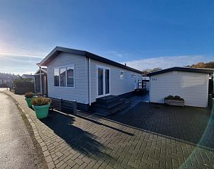 Sunny exterior view of Chalet Bregkoog 103 in De Koog, Texel on Chaletpark Bregkoog.