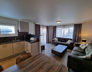 Spacious living room in Chalet Bregkoog 103, Chaletpark Bregkoog, De Koog, Texel with comfortable sofas.