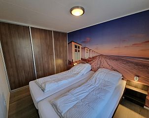 Bedroom in Chalet Bregkoog 103 at Chaletpark Bregkoog, De Koog, Texel with beach theme.