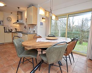 Eethoek met uitzicht op de tuin in Vakantiehuis 7K, De Koog, Texel, ideaal voor familiediners.