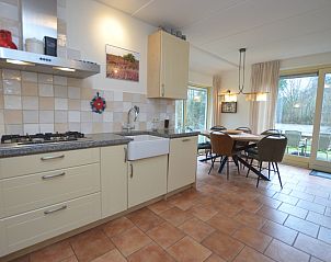Keuken en eetruimte in Vakantiehuis 7K, De Koog, Texel met toegang tot het terras.