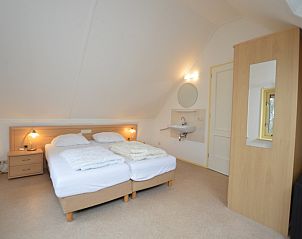 Lichte slaapkamer op bovenverdieping van Vakantiehuis 7K, De Koog, Texel met comfortabele bedden.