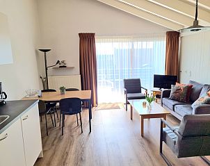 Lichte woonkamer van Motel Texel Appartement (U) in De Koog, Texel, met comfortabele zitruimte en eetgedeelte, ideaal voor ontspanning.