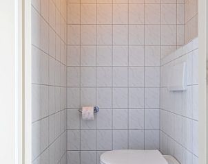 Stijlvolle badkamer van Motel Texel Appartement (U) in De Koog op Texel, Waddeneilanden, met moderne tegelafwerking en comfortabele voorzieningen.