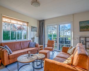 Gezellige woonkamer van vakantiehuis Maaikeduinweg 13 in De Koog, Texel met comfortabele zithoek en uitzicht op de tuin.