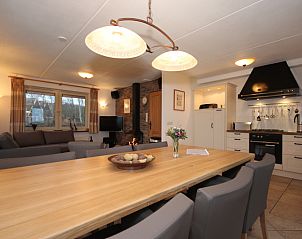 Moderne keuken en eetruimte in Villa, De Koog, Texel, ideaal voor gezellig samenzijn op de Waddeneilanden.