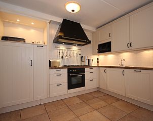 Volledig uitgeruste keuken in Villa, De Koog, Texel, met moderne apparatuur voor een zorgeloos verblijf.