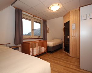 Kinderkamer in Villa, De Koog, Texel, met ledikant en sauna voor een gezinsvriendelijk verblijf.
