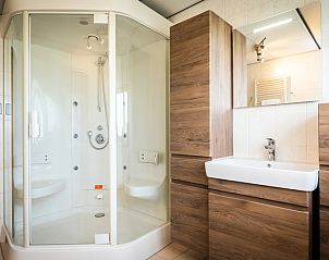 Luxe douchecabine in Villa, De Koog, Texel, met moderne afwerking voor een verfrissende douche-ervaring.