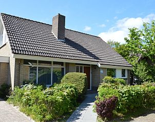 Vooraanzicht van vakantiehuis Orchismient 27 / Karin in De Koog, Texel met groene tuin.