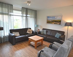 Gezellige woonkamer van Orchismient 27 / Karin vakantiehuis in De Koog, Texel met comfortabele banken.