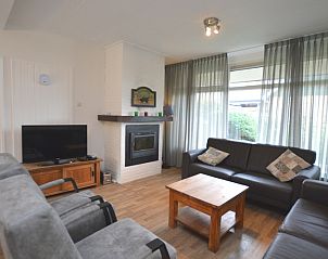 Moderne zithoek met open haard in vakantiehuis Orchismient 27 / Karin, De Koog, Texel.