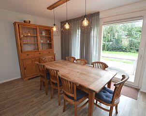Eetkamer met houten tafel in vakantiehuis Orchismient 27 / Karin, De Koog, Texel.