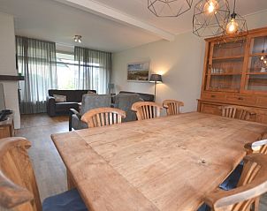 Ruime eetruimte in vakantiehuis Orchismient 27 / Karin, De Koog, Texel met sfeerverlichting.