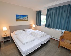 Comfortabele slaapkamer met tweepersoonsbed in vakantiehuis Orchismient 27 / Karin, De Koog, Texel.