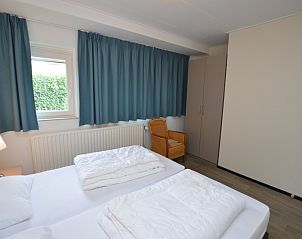 Tweepersoonskamer met veel daglicht in vakantiehuis Orchismient 27 / Karin, De Koog, Texel.