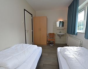 Gezellige slaapkamer met wastafel in vakantiehuis Orchismient 27 / Karin, De Koog, Texel.