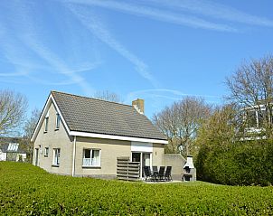 Das Ferienhaus Stappeland 207 in De Koog, Texel, bietet einen charmanten Auenbereich mit einer Terrasse und Natur.