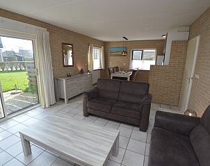 Das Ferienhaus Stappeland 207 in De Koog, Texel, verfgt ber ein helles Wohnzimmer mit Gartenblick.