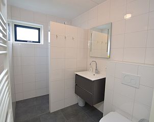 Modernes Badezimmer im Ferienhaus Stappeland 207, De Koog, Texel mit glatter Oberflche.