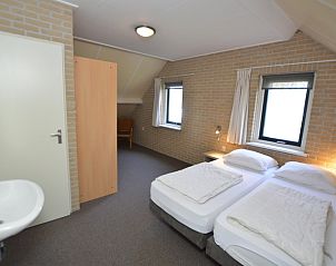 Gerumiges Mansardenzimmer mit Doppelbett im Ferienhaus Stappeland 207, De Koog, Texel.