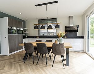 Modern kitchen in Villa 39 vacation home De Koog Texel with spacious dining table.