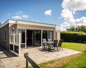 Bungalow 17a in De Koog, Texel, met uitnodigend terras en uitzicht op de natuur.