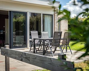 Gezellig terras van Bungalow 17a op Texel, De Koog, perfect voor buiten dineren.