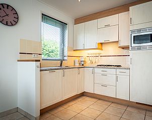 Volledig uitgeruste keuken in Bungalow 15a, De Koog, Texel, met moderne apparatuur voor comfortabel koken.