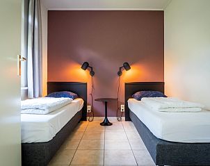 Tweede slaapkamer in Bungalow 15a, De Koog, Texel, met twee eenpersoonsbedden en gezellige ambiance.