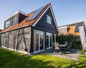 Geniet van het zonnige terras bij vakantiehuis Mienterbos - Heideglop in De Koog, Texel, omringd door de prachtige natuur van de Waddeneilanden.