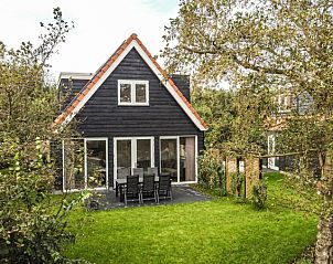 Mienterbos - Heideglop vakantiehuis in De Koog, Texel omgeven door groene natuur met een uitnodigend terras voor ontspanning op de Waddeneilanden.