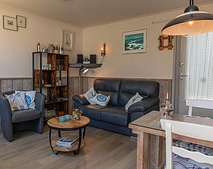 Gezellige woonkamer in Bungalow 9708, De Koog, Texel met comfortabele zitruimte en decoratieve elementen.