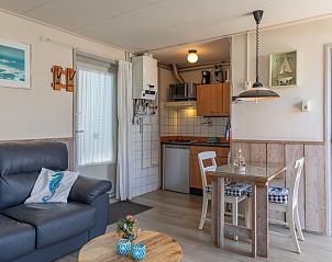 Open woonkamer en keuken in Bungalow 9708, De Koog, Texel met gezellige eethoek.