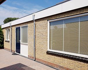 Buitenkant van Vakantiehuis 1, De Koog, Texel met zonnige gevel en grote ramen.