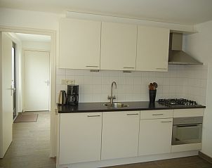 Moderne keuken in Vakantiehuis 1, De Koog, Texel met inbouwapparatuur en strakke afwerking.