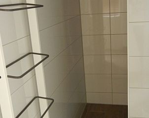 Ruime douche in Vakantiehuis 1, De Koog, Texel met moderne tegels en accessoires.