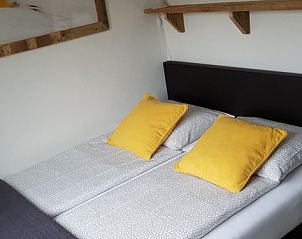 Comfortabele slaapkamer met tweepersoonsbed in Vakantiehuis 1, De Koog, Texel.