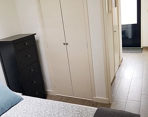 Slaapkamer in Vakantiehuis 1, De Koog, Texel met kast en toegang tot de gang.