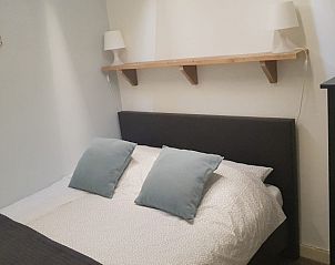 Tweede slaapkamer in Vakantiehuis 1, De Koog, Texel met gezellige inrichting en opbergruimte.